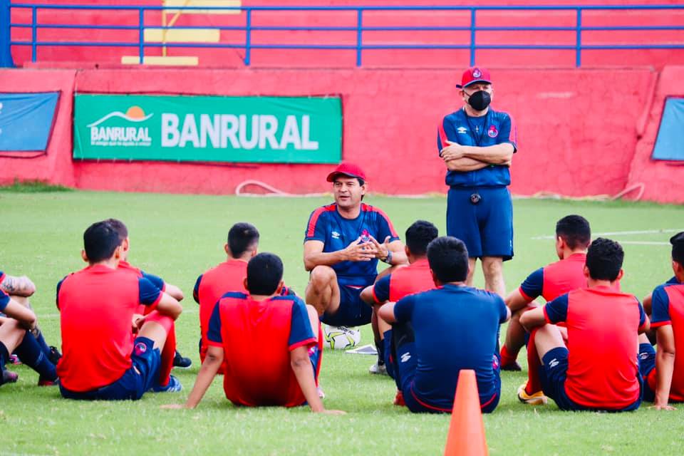 Inicia la era de Saturnino Cardozo en los Rojos