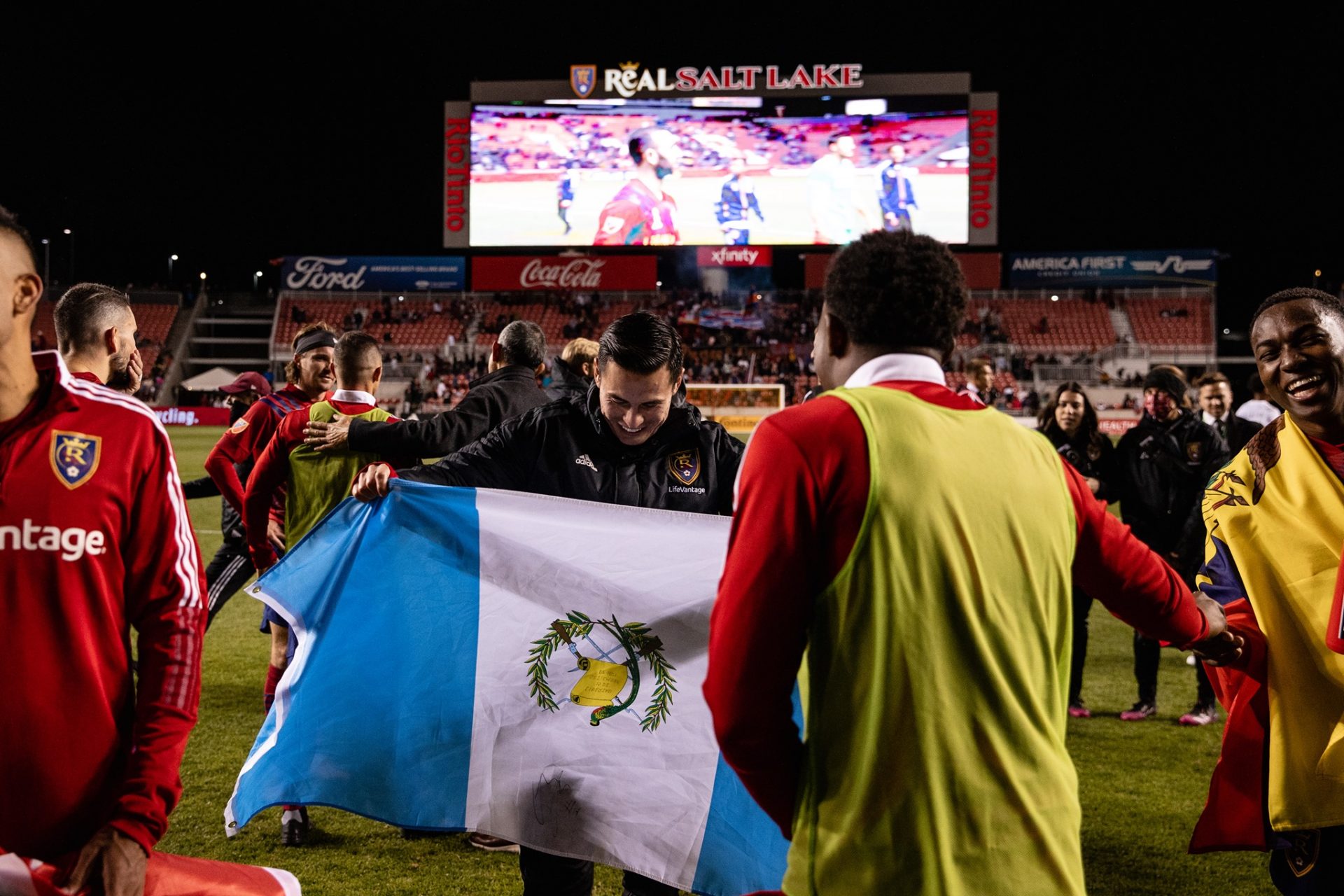 Rubio Méndez Rubín muestra con orgullo la bandera de Guatemala en la MLS