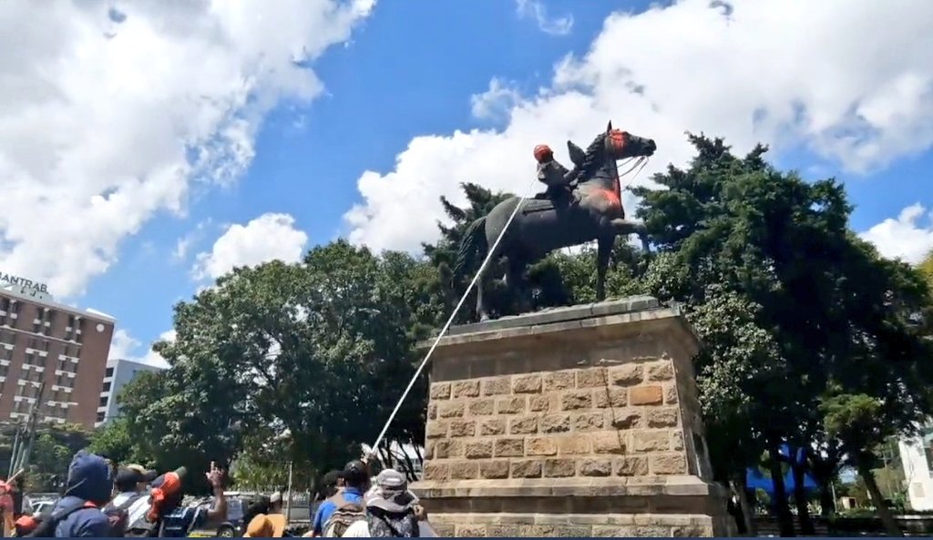 Manifestantes destruyen históricos monumentos