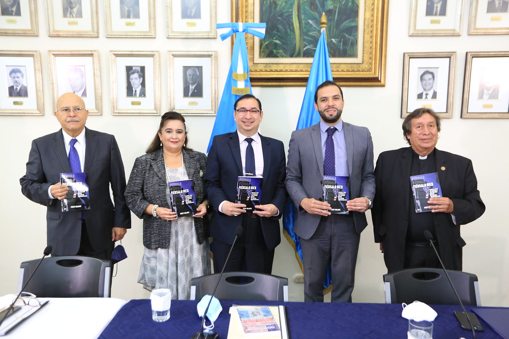 “Piénsalo bien”, un libro que advierte de los peligros de la inmigración ilegal