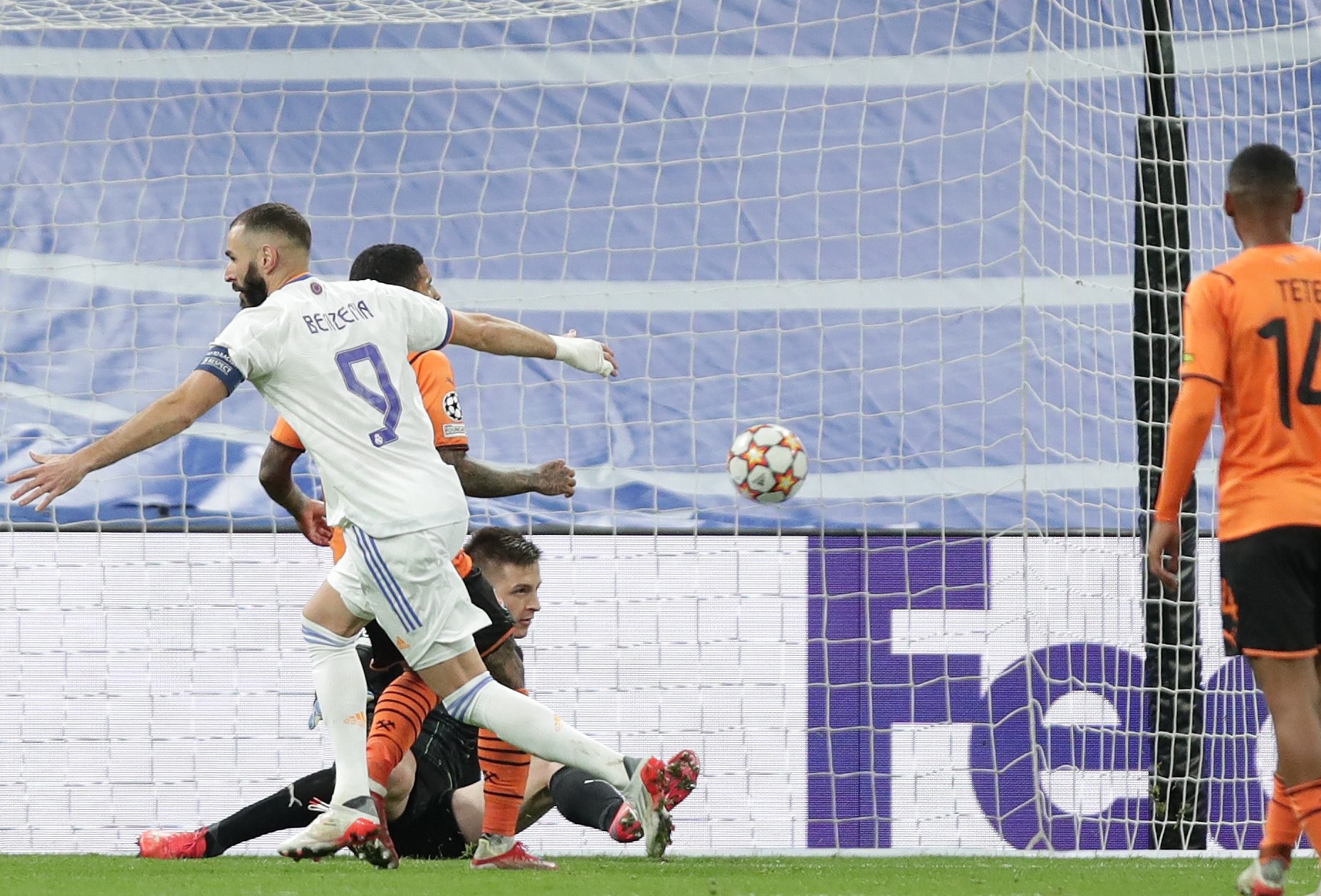 Vinícius Junior y Benzema rescatan al Madrid ante el Shakhtar