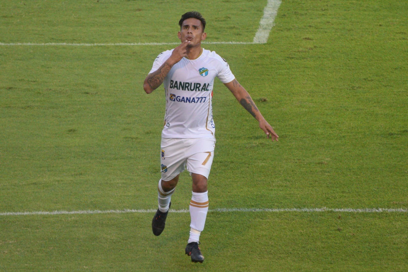 Tena convoca a un costarricense para jugar en la Selección