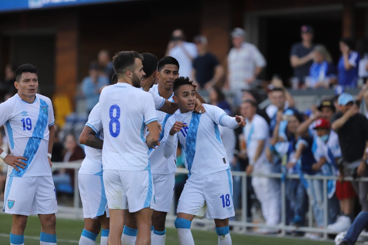 Guatemala gana, gusta y golea a El Salvador