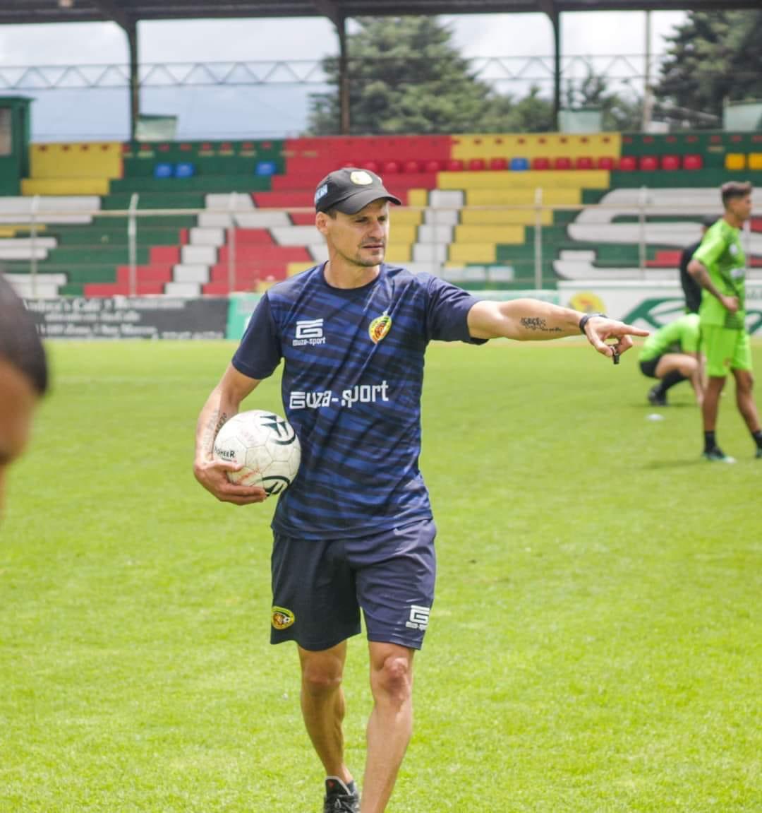 Suspenden en Guatemala a entrenador argentino por racismo