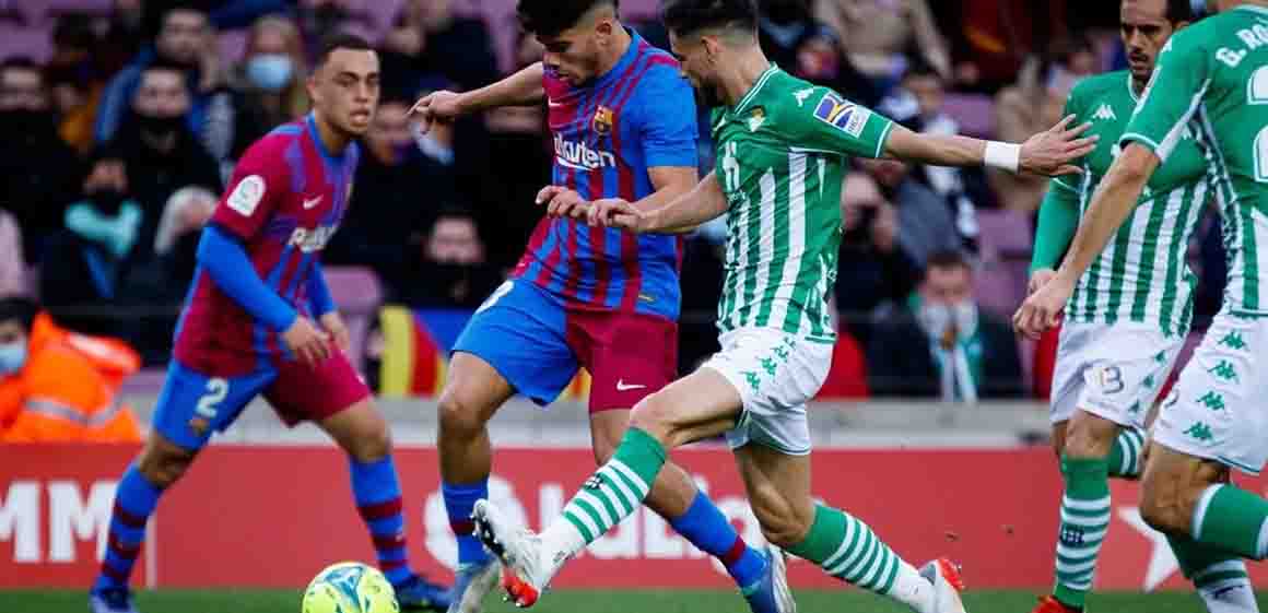 Barcelona y Betis se miden hoy en partido reprogramado