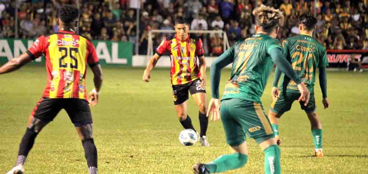 Zacapa rescató un empate con polémica incluida