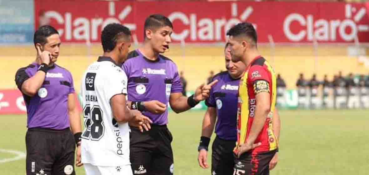 Zacapa y Comunicaciones igualan en un polémico partido que quedará para la historia