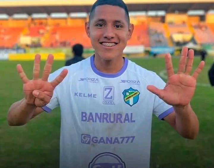 El guatemalteco Erick Lemus lleva el botín de goleador a las vitrinas de Comunicaciones