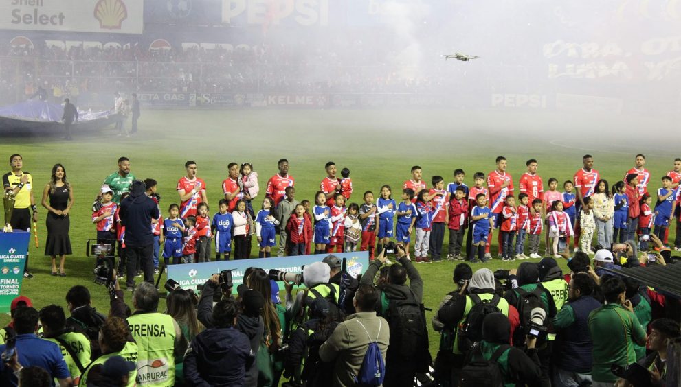 En una peleada y polémica final, Xelajú MC venció 3-0 en tiempos extras a Cobán Imperial (3-2) para consagrarse campeón del Torneo Apertura de la Liga Nacional de Fútbol de Guatemala. 