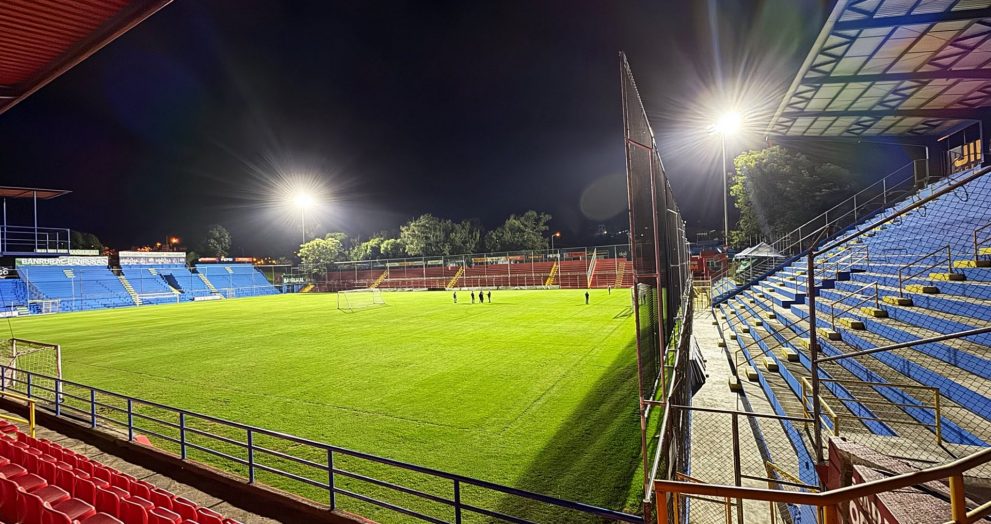 Municipal prueba alumbrado en El Trébol y espera aval de Concacaf