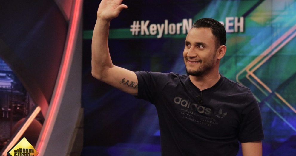 Keylor Navas en medio de Newell 's Olds Boys y Pumas de México