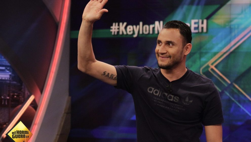 Keylor Navas en medio de Newell 's Olds Boys y Pumas de México