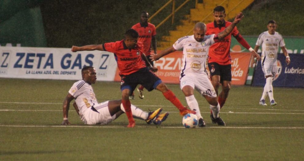 Comunicaciones y Municipal empatan en el Clásico Nacional