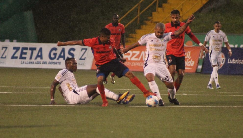 Comunicaciones y Municipal empatan en el Clásico Nacional