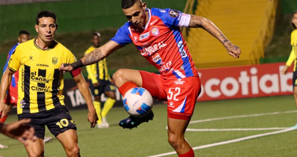 El volante de Xelajú MC, Jorge Aparicio, expresó su emoción tras el dramático triunfo del conjunto altense ante Real España de Honduras, una serie que los Chivos empataron en el último minuto y ganaron de forma épica en los penales.