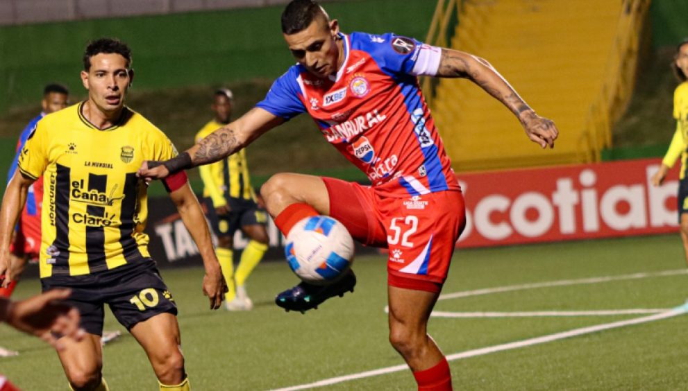 El volante de Xelajú MC, Jorge Aparicio, expresó su emoción tras el dramático triunfo del conjunto altense ante Real España de Honduras, una serie que los Chivos empataron en el último minuto y ganaron de forma épica en los penales.