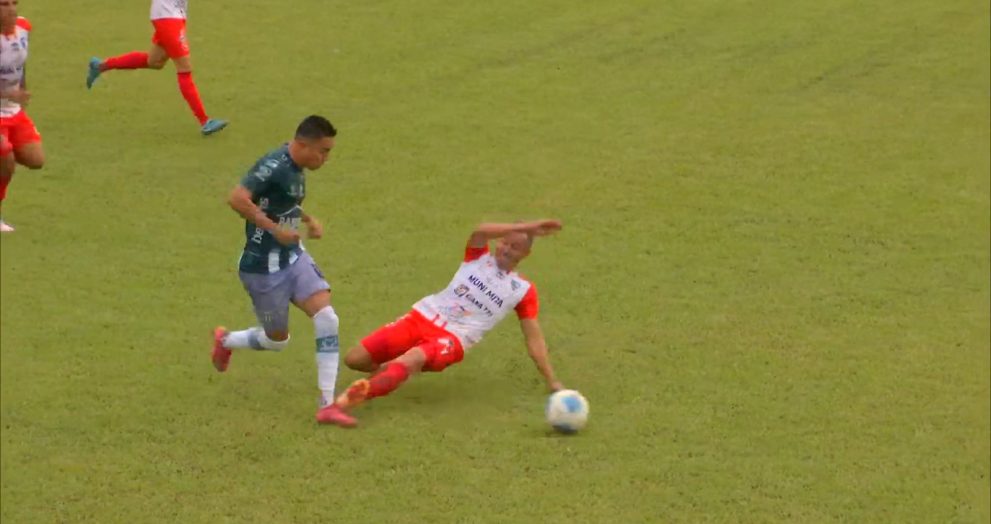 ¡ERA ROJA Y CASI CÁRCEL! La brutal patada a Óscar Santis que encendió la fecha 15 de la Liga Nacional