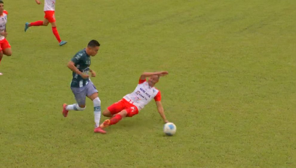 ¡ERA ROJA Y CASI CÁRCEL! La brutal patada a Óscar Santis que encendió la fecha 15 de la Liga Nacional