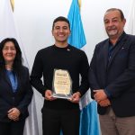 Juan José Chang recibe homenaje histórico en el Salón de la Excelencia