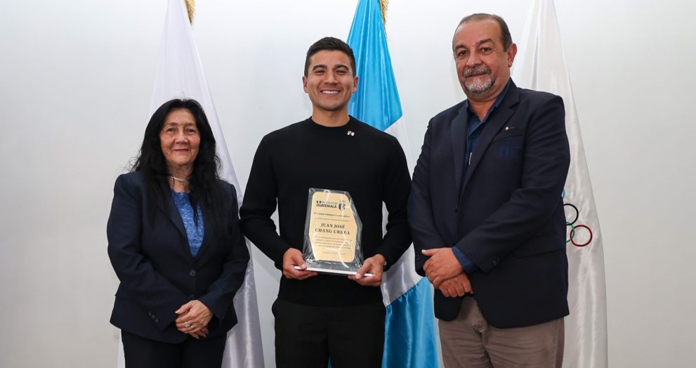 Juan José Chang recibe homenaje histórico en el Salón de la Excelencia