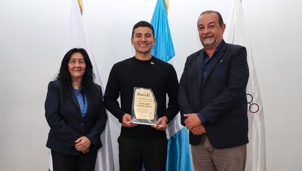 Juan José Chang recibe homenaje histórico en el Salón de la Excelencia