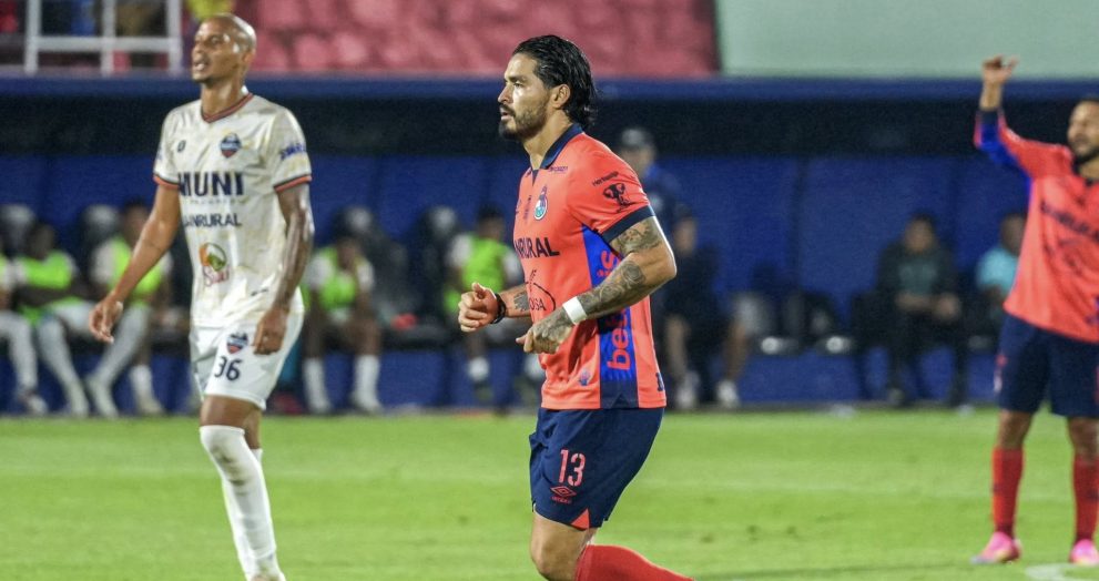 Salvador Estrada anunció su salida temporal de Municipal