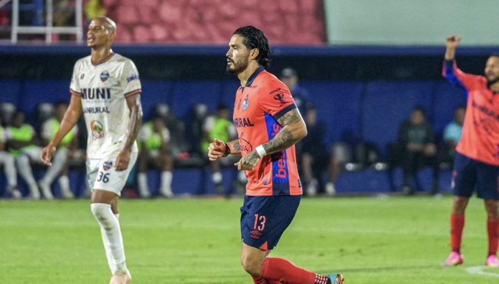 Salvador Estrada anunció su salida temporal de Municipal