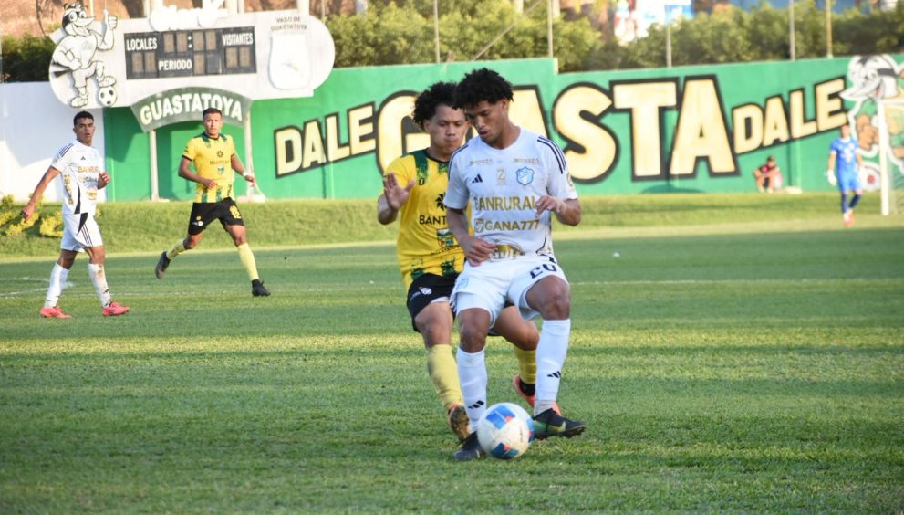 Comunicaciones remonta a un disminuido Guastatoya y se trepa al liderato