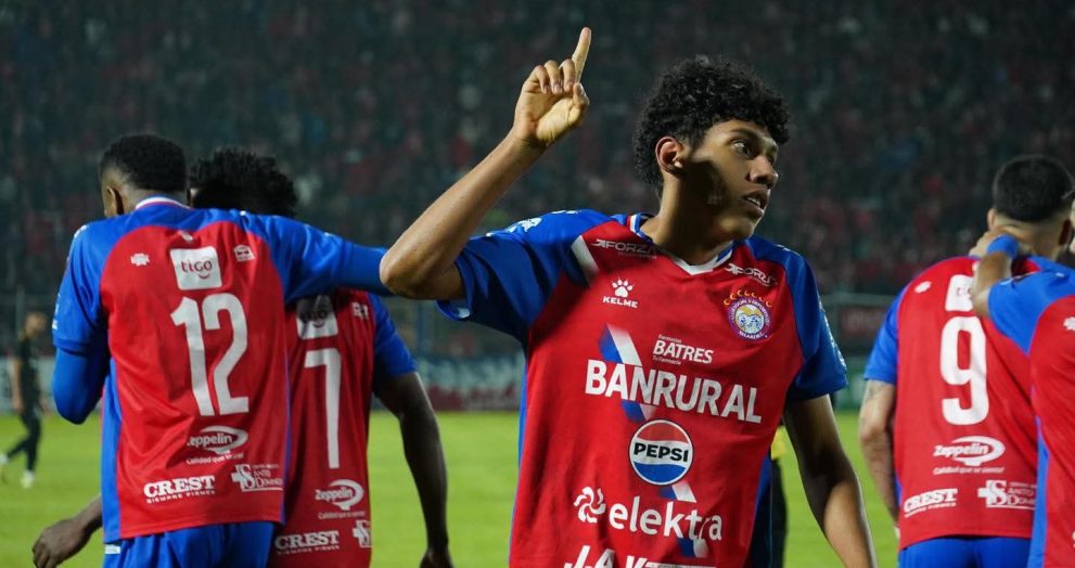 Lesión de Claudio de Oliveira enciende las alarmas en el fútbol Nacional