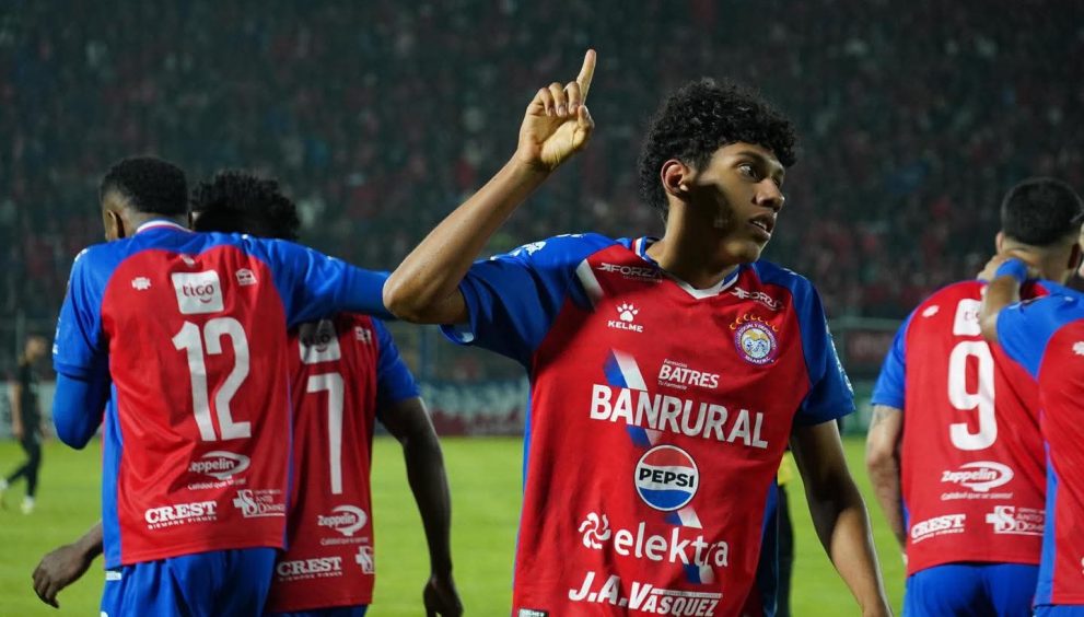 Lesión de Claudio de Oliveira enciende las alarmas en el fútbol Nacional