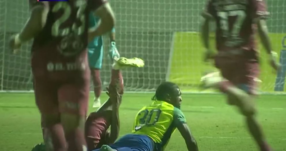 (VIDEO) Romário da Silva sufre grave lesión en partido de la liga hondureña