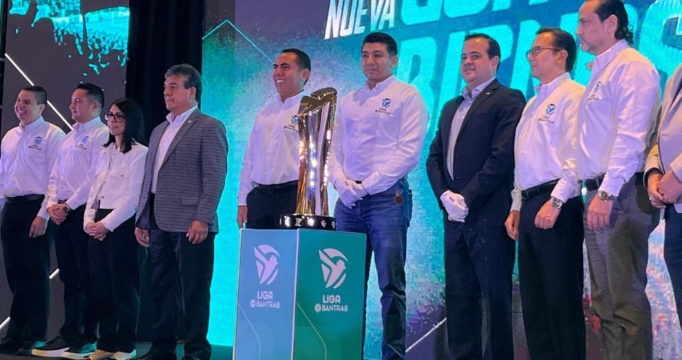 Presentan el nuevo trofeo de la Liga Bantrab y Municipal o Xelajú será el primero en levantarlo