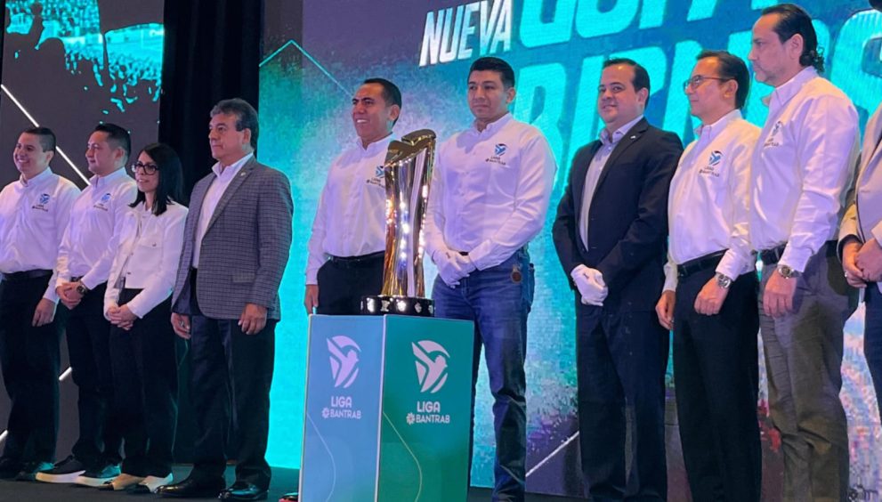 Presentan el nuevo trofeo de la Liga Bantrab y Municipal o Xelajú será el primero en levantarlo