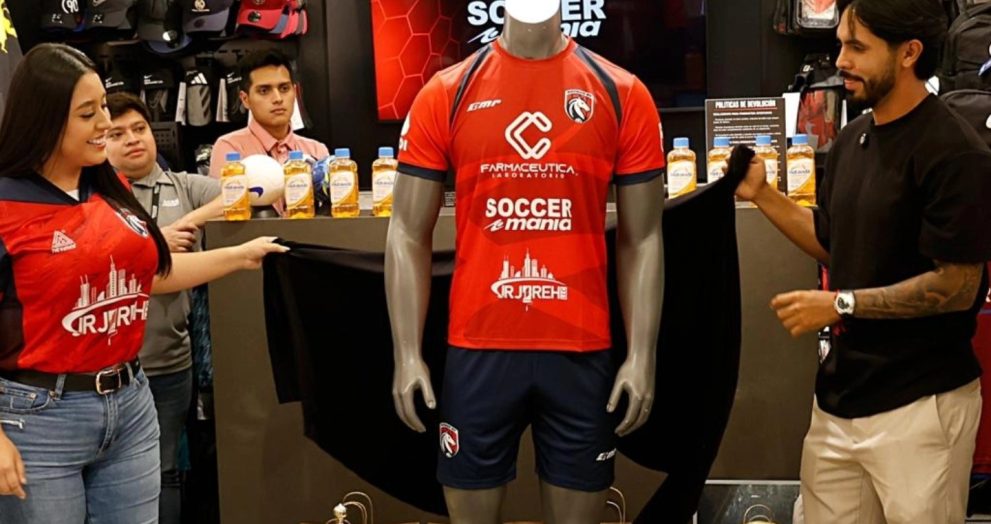 José Morales presenta el uniforme de su nuevo proyecto deportivo
