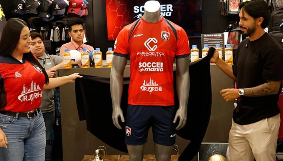 José Morales presenta el uniforme de su nuevo proyecto deportivo