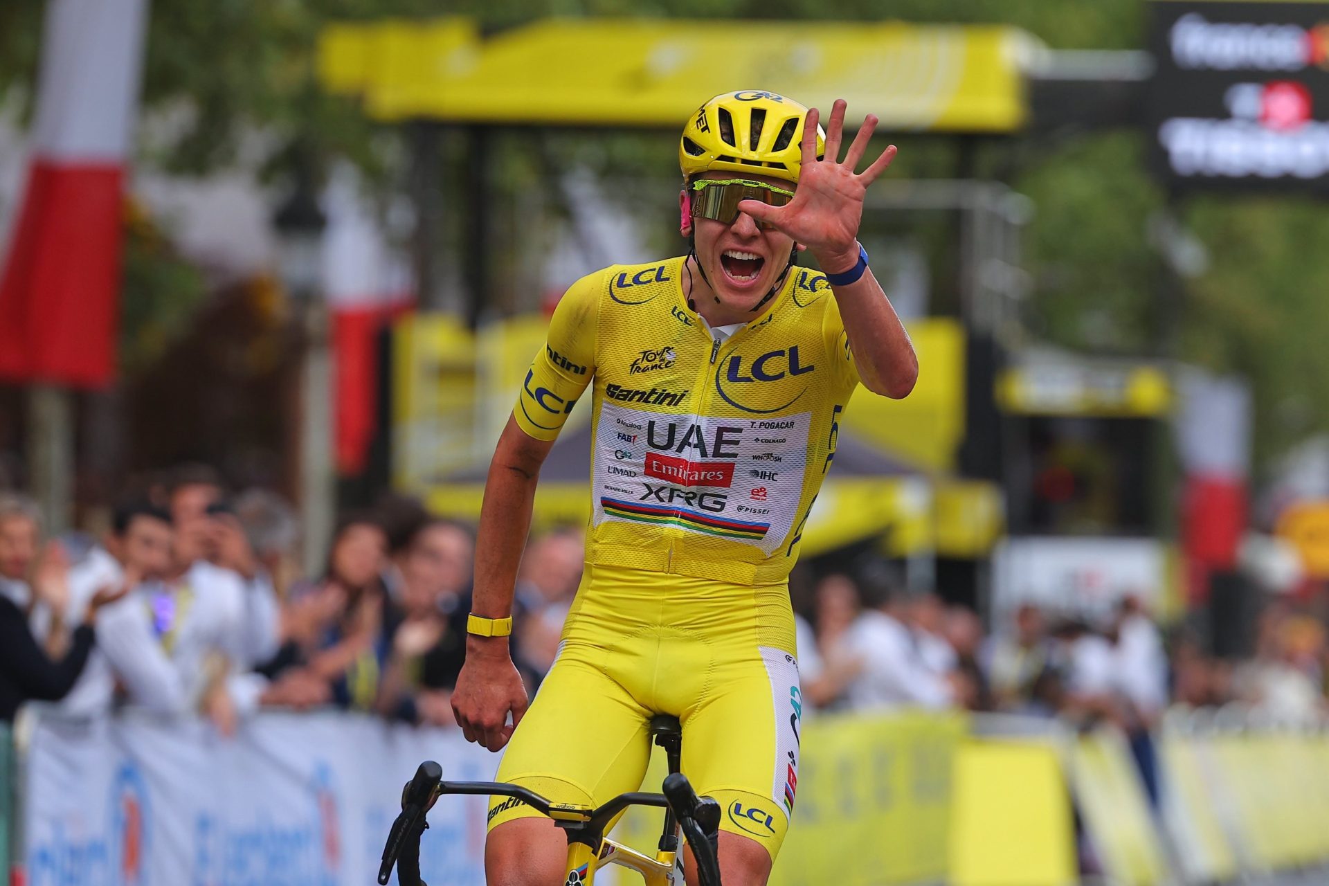 Mathieu van der Poel gana la última etapa y Tadej Pogacar conquista su quinto Tour de Francia