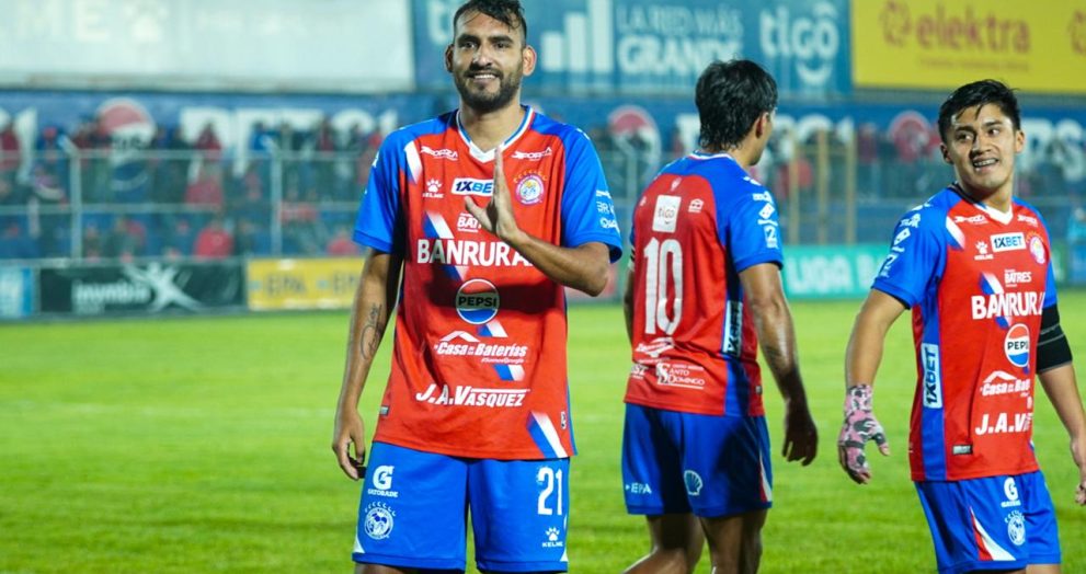 Xelajú MC consigue su primer triunfo tras imponerse a Aurora en un partido con tres expulsados