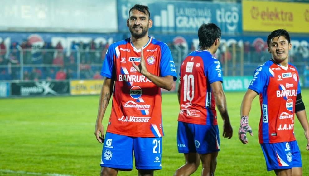 Xelajú MC consigue su primer triunfo tras imponerse a Aurora en un partido con tres expulsados