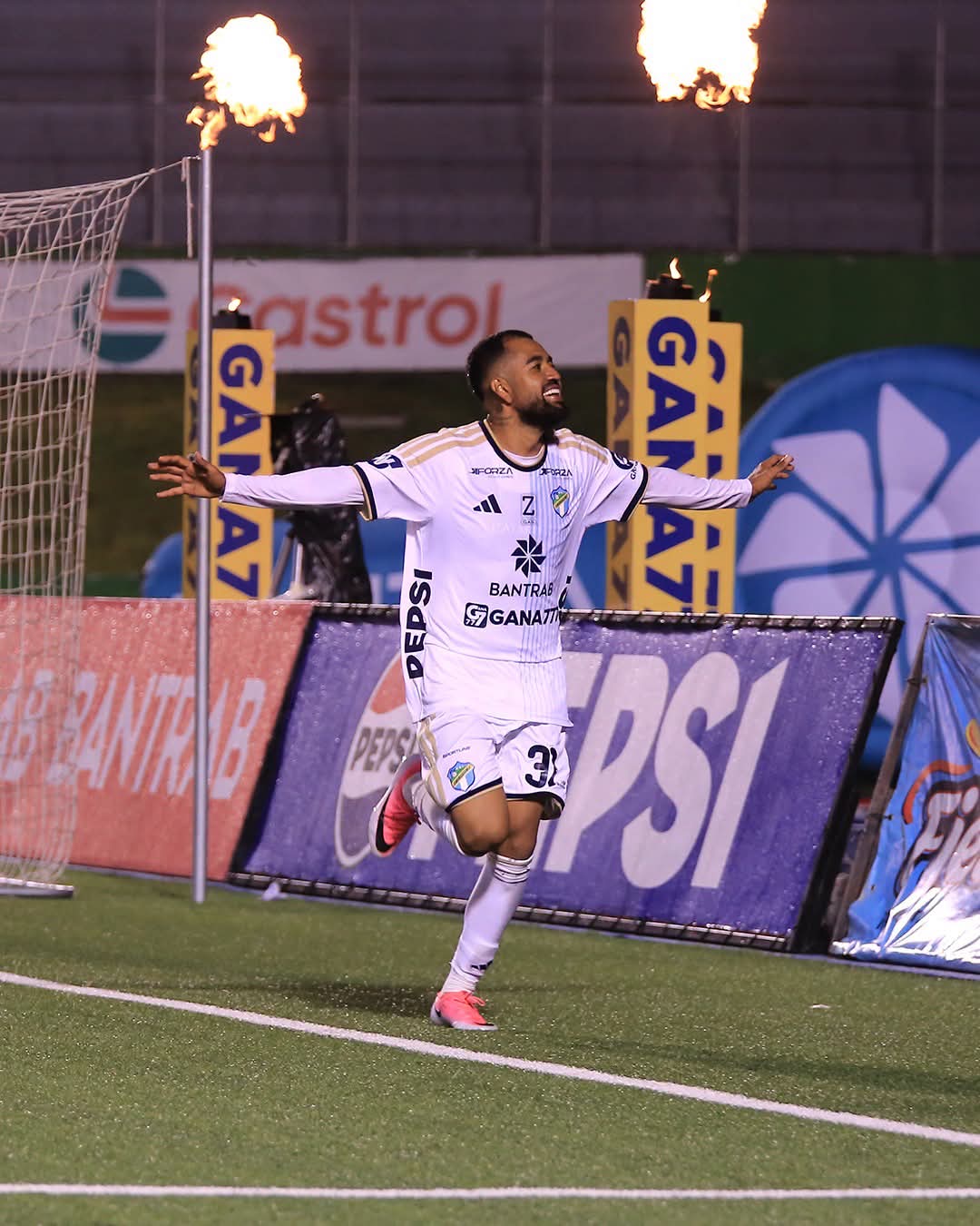 Comunicaciones golea a Malacateco y se impone 4-2 en un partidazo en el Cementos Progreso