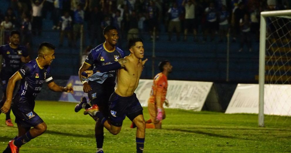 Suchitepéquez derrota a Cobán Imperial con un golazo de Carlos Artola en el tiempo agregado