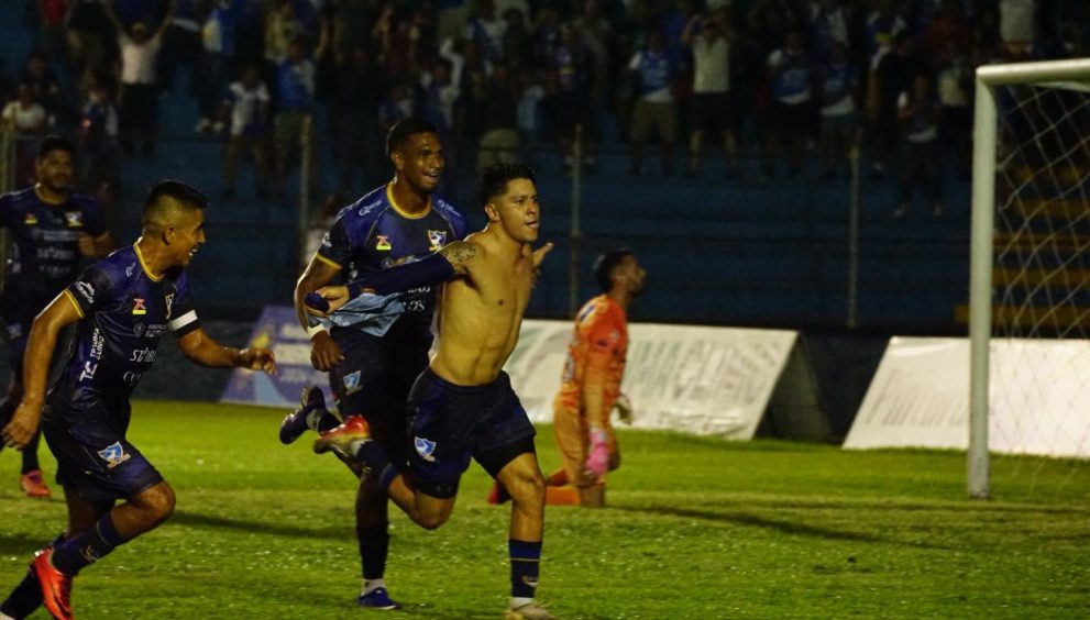 Suchitepéquez derrota a Cobán Imperial con un golazo de Carlos Artola en el tiempo agregado