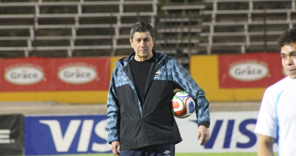 “Con esa alegría los quiero ver en el juego”: Luis Fernando Tena
