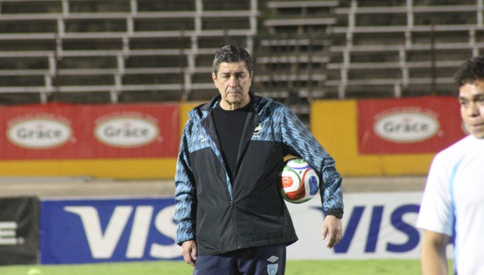 “Con esa alegría los quiero ver en el juego”: Luis Fernando Tena