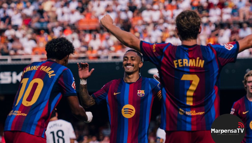 Barcelona golea al Valencia y se coloca líder de La Liga