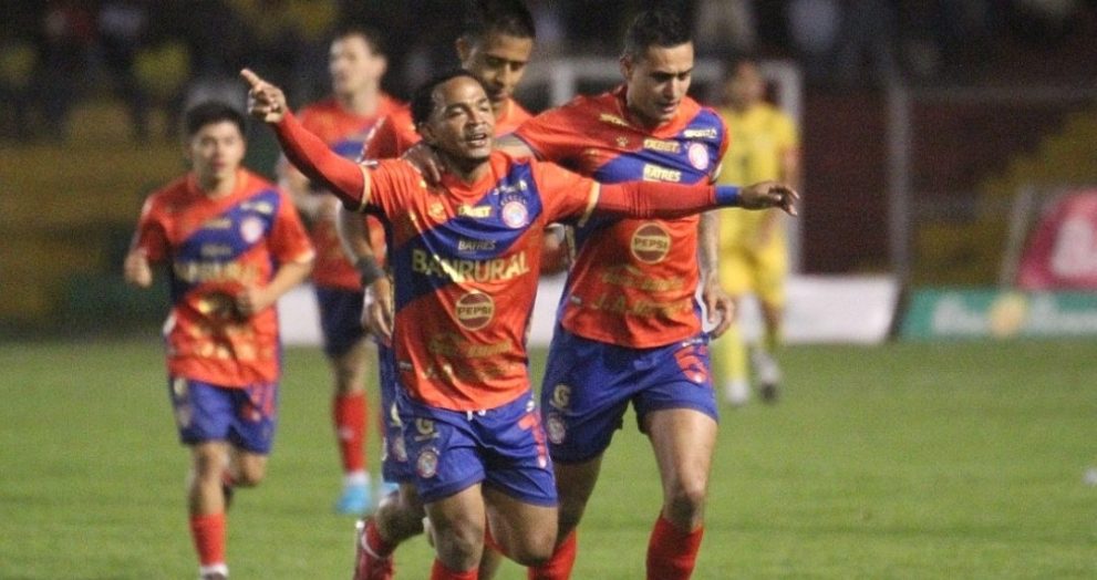 Xelajú golea, Malacateco gana y Comunicaciones empata bajo polémica por seis extranjeros en cancha
