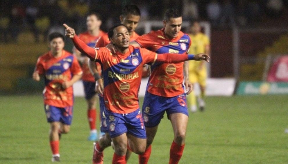 Xelajú golea, Malacateco gana y Comunicaciones empata bajo polémica por seis extranjeros en cancha