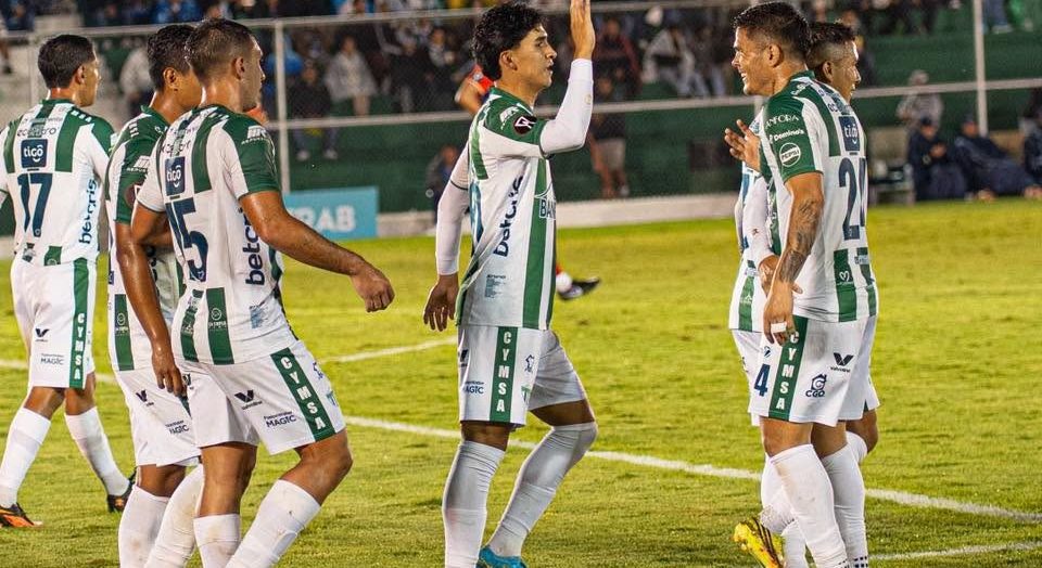 Antigua golea a Xelajú MC y asume el liderato en la fecha 15